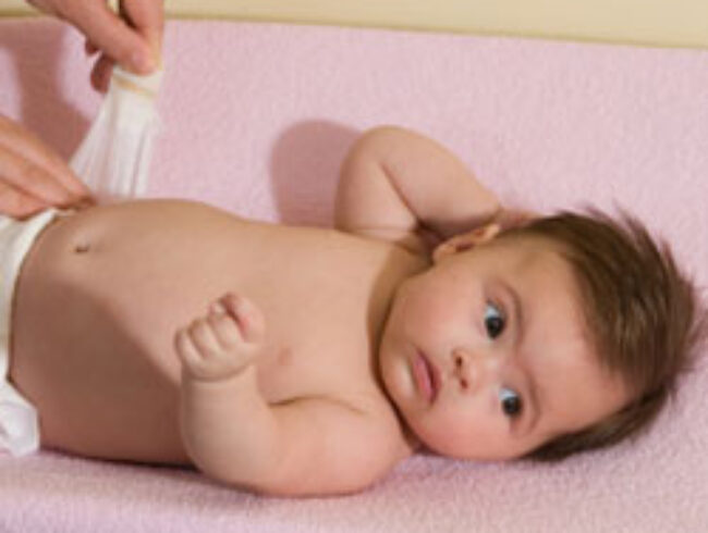 Image d'un bébé se faisant changer la couche | Image of a baby being diapered